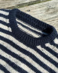 Closeup af blå og hvidstribet Olga Sweater