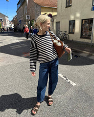 Kvinde iført blå og hvidstribet Olga Sweater