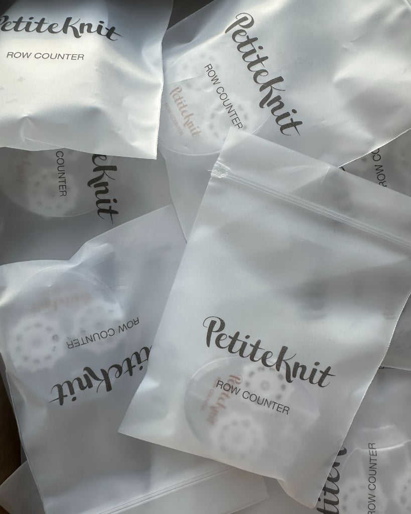 En bunke af poser med PetiteKnit omgangstællere