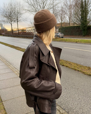 Kvinde iført brun Oslo Hue