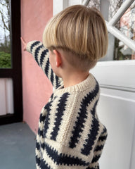 Barn iført blå og hvid Otto Sweater Junior