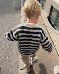 Barn iført hvid og blå Holger Sweater Junior set bagfra