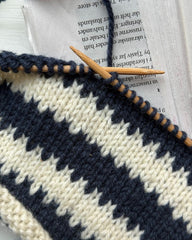 Procesbillede af hvid og blå Otto Sweater Junior