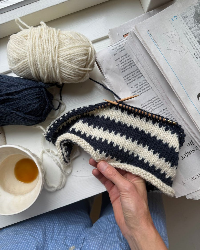 Procesbillede af hvid og blå Otto Sweater Junior