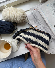 Procesbillede af hvid og blå Otto Sweater Junior