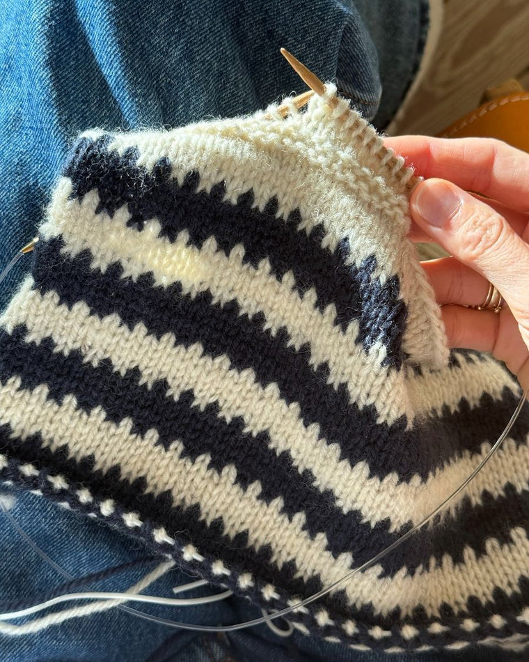 Procesbillede af hvid og blå Otto Sweater Junior