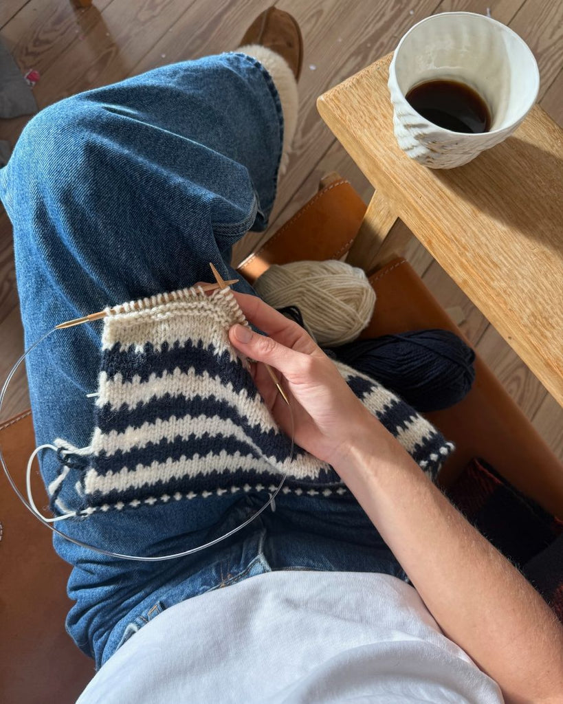 Procesbillede af hvid og blå Otto Sweater Junior