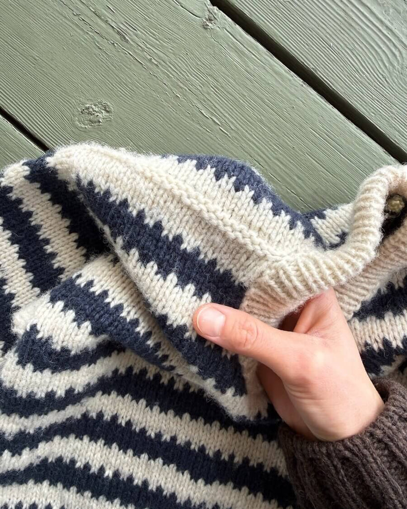 Skulderdetalje på blå og hvid Otto Sweater Junior