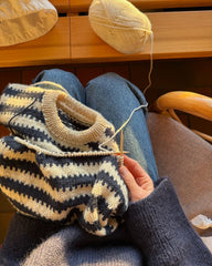 Procesbillede af hvid og blå Otto Sweater Junior