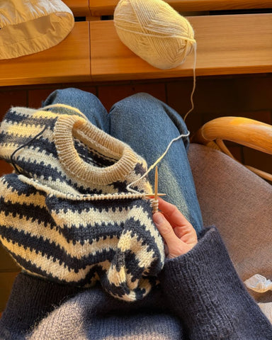 Procesbillede af hvid og blå Otto Sweater Junior