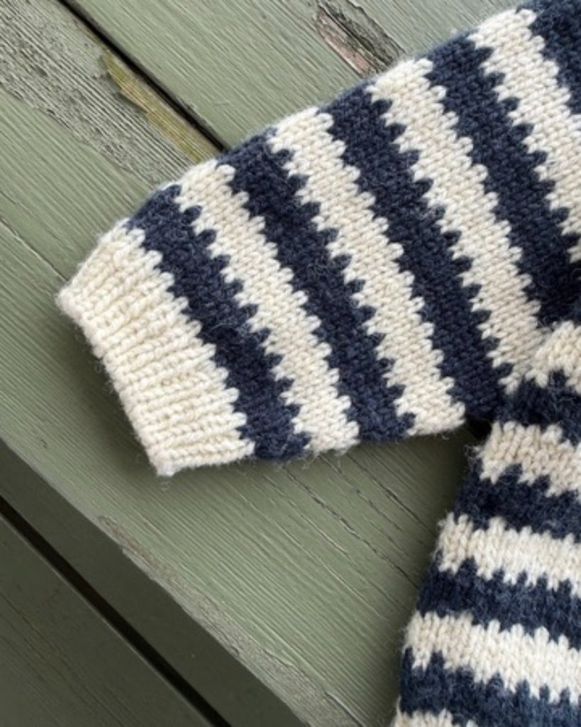 Ærmedetalje på blå og hvid Otto Sweater Junior
