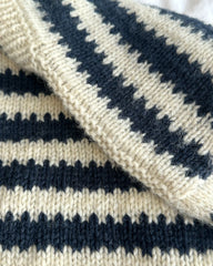 Skulderdetalje på blå og hvid Otto Sweater Junior