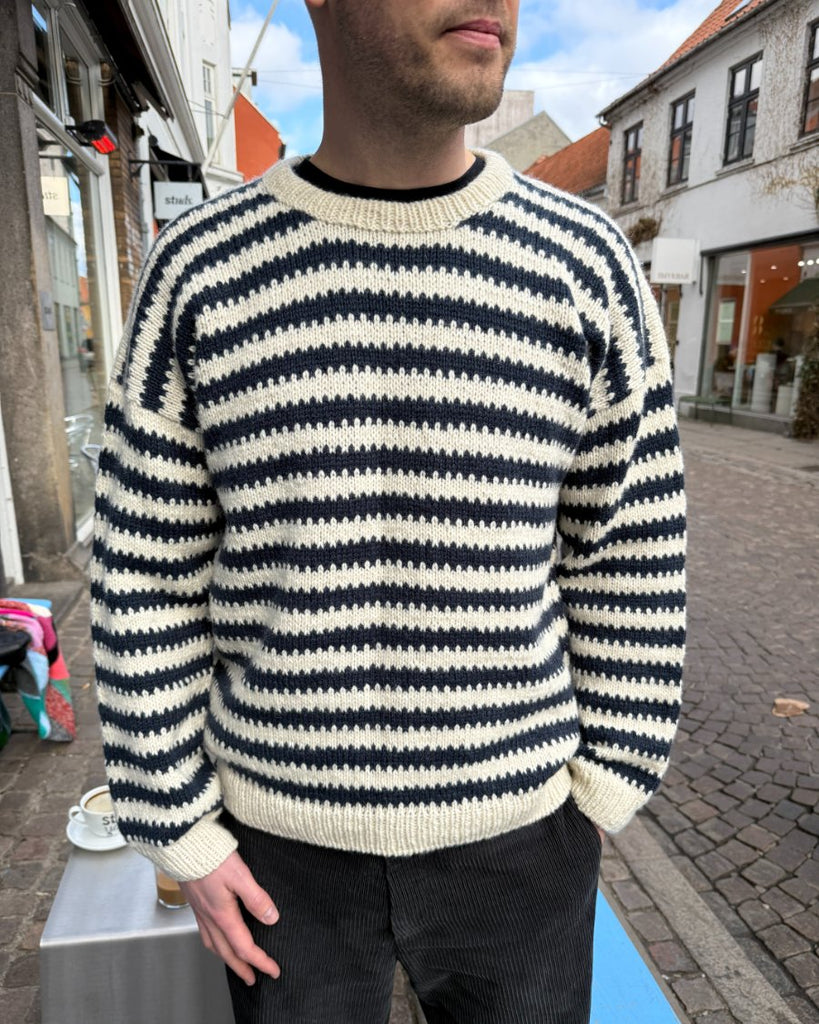 Mand iført hvid og blå Otto Sweater Man