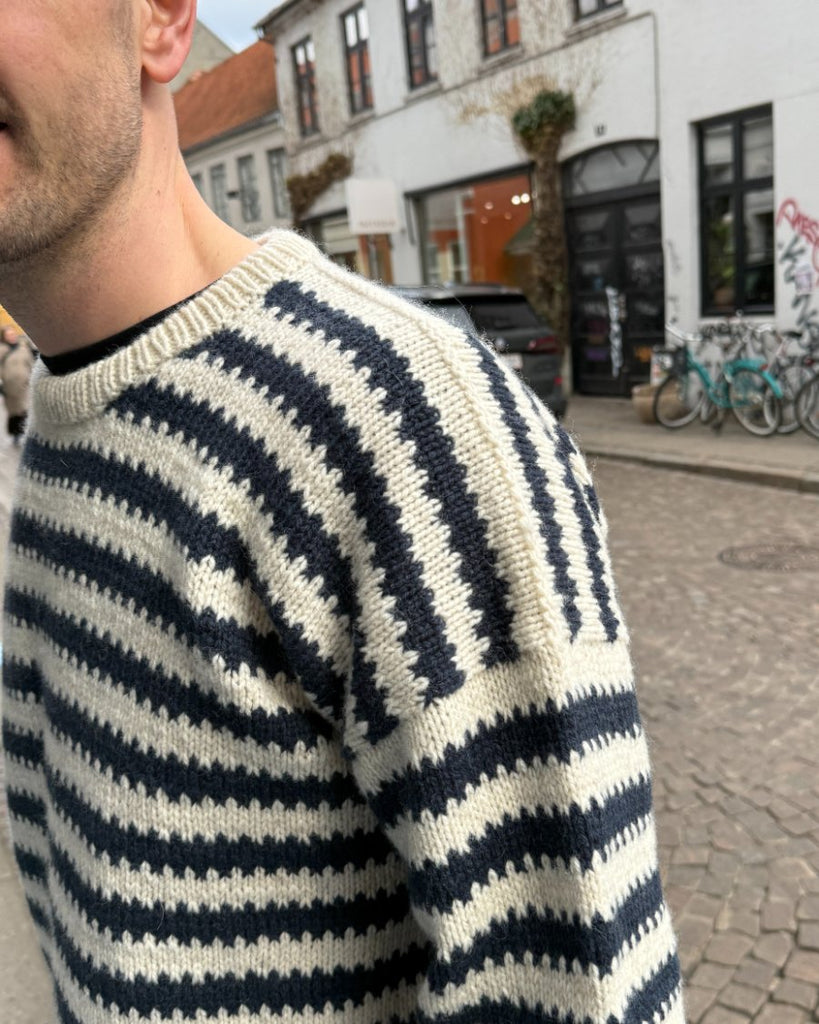 Skulderdetalje på hvid og blå Otto Sweater Man