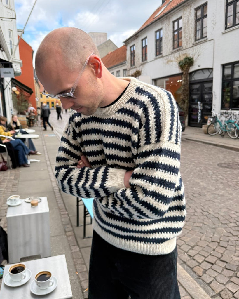 Mand iført hvid og blå Otto Sweater Man