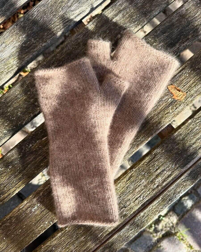 Liggebillede af lysebrune Penny Gloves