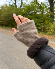 Kvindehånd iført brune Penny Gloves