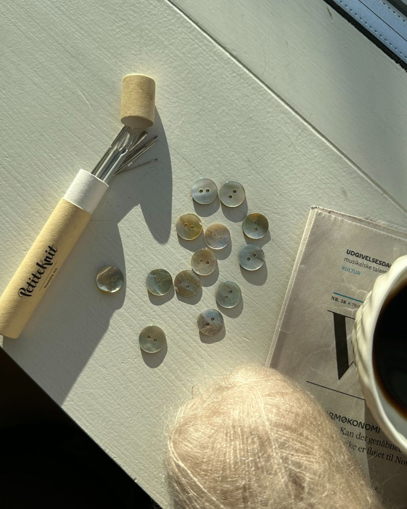 perlemorsknapper Ø15 mm sammen med PetiteKnit Nålesæt