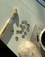 perlemorsknapper Ø15 mm sammen med PetiteKnit Nålesæt