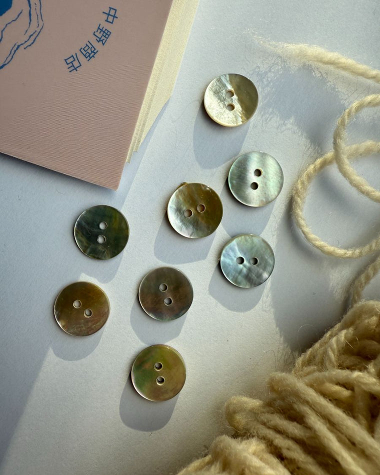 Mother of pearl buttons Ø15 mm - 8 pcs