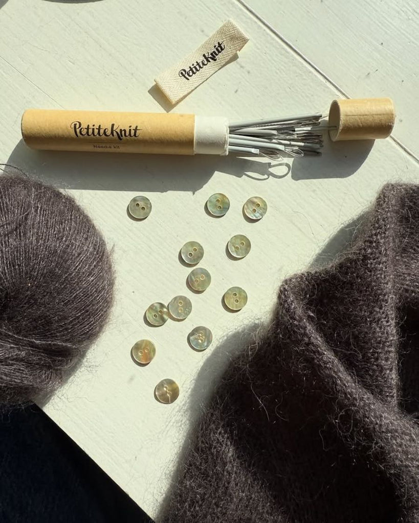 12 stk perlemorsknapper Ø12 mm sammen med PetiteKnit nålesæt og label