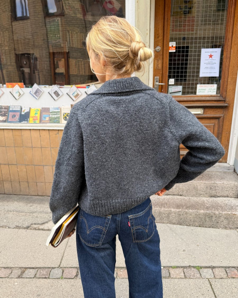 Kvinde iført mørkegrå Petra Jacket set bagfra