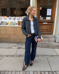 Kvinde iført mørkegrå Petra Jacket