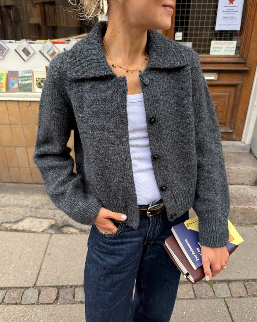 Kvinde iført mørkegrå Petra Jacket