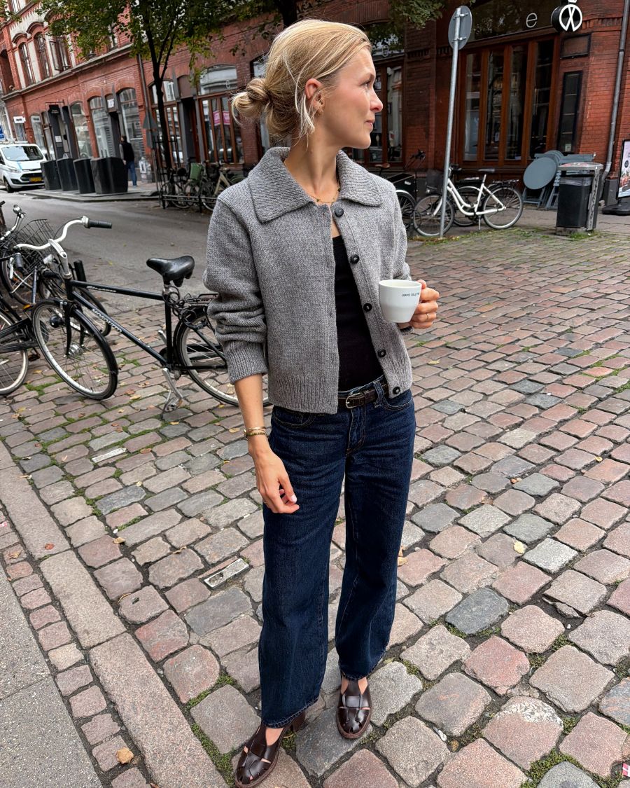 Kvinde iført grå Petra Jacket med kaffe i hånden