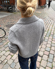 Kvinde iført grå Petra Jacket set bagfra