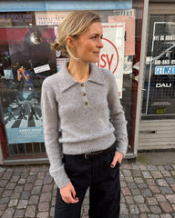 Kvinde iført grå Petra Polo
