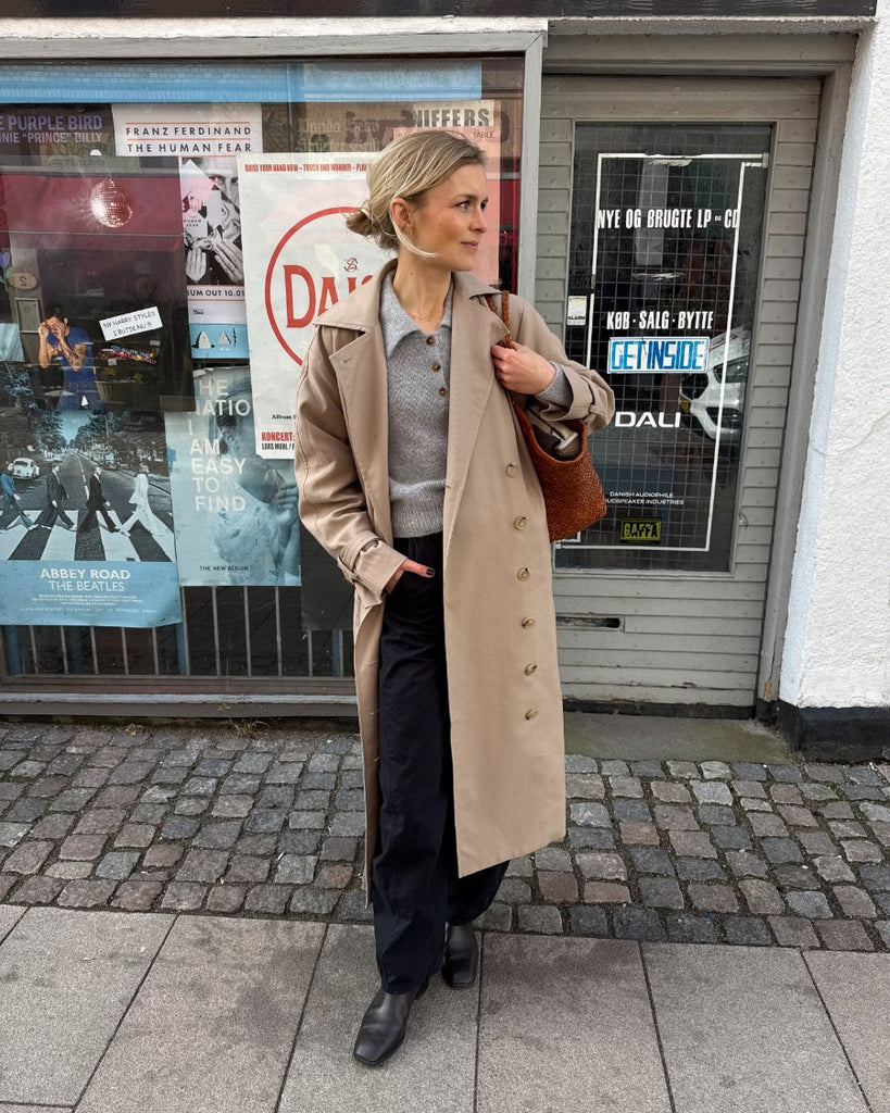 Kvinde iført grå Petra Polo og jakke