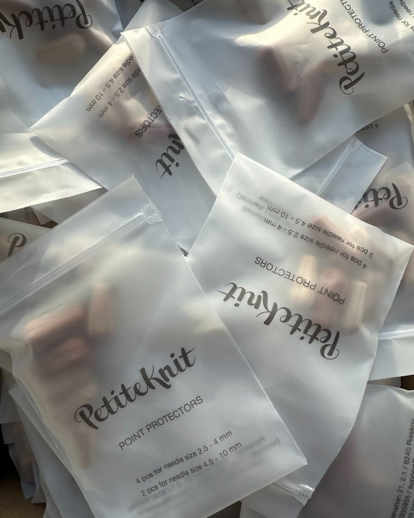 En masse poser med PetiteKnit pindebeskyttere 