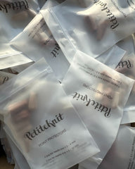 En masse poser med PetiteKnit pindebeskyttere 