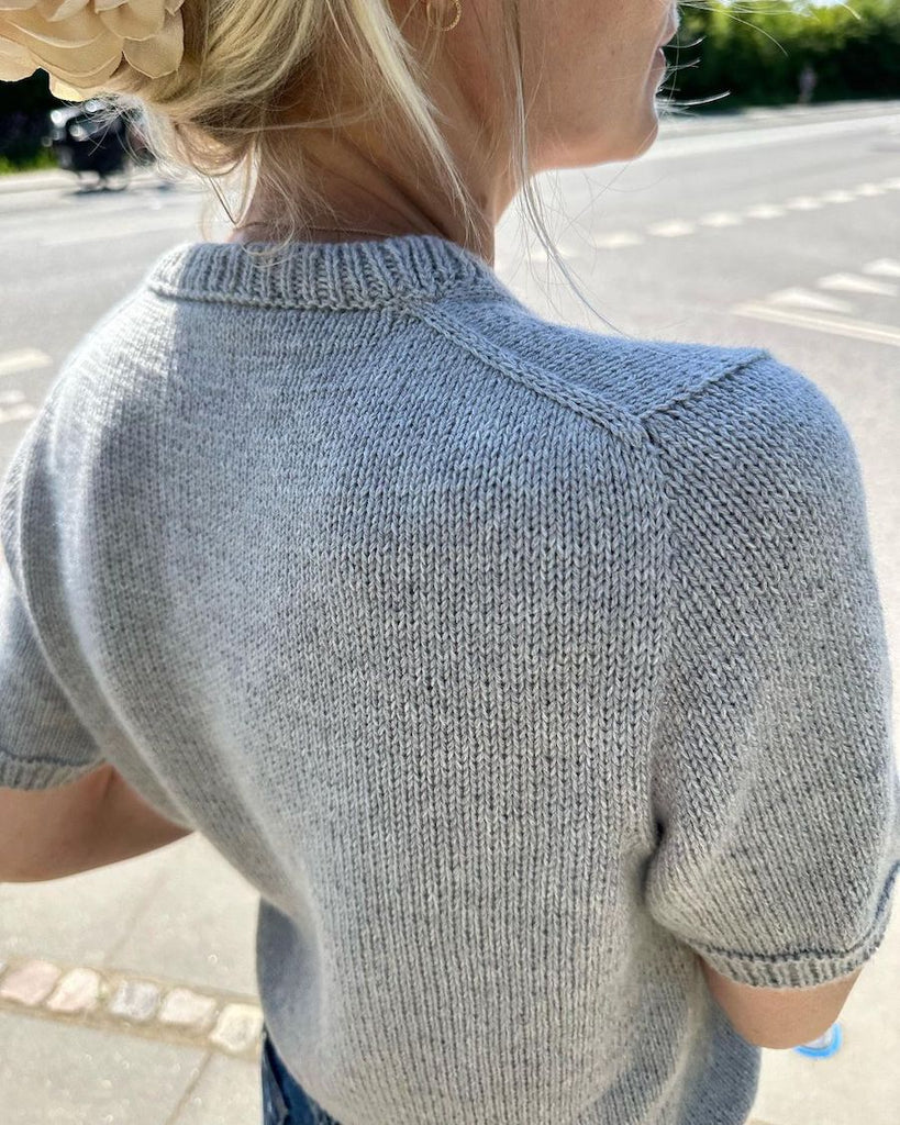Detaljebillede af grå Poppy Tee