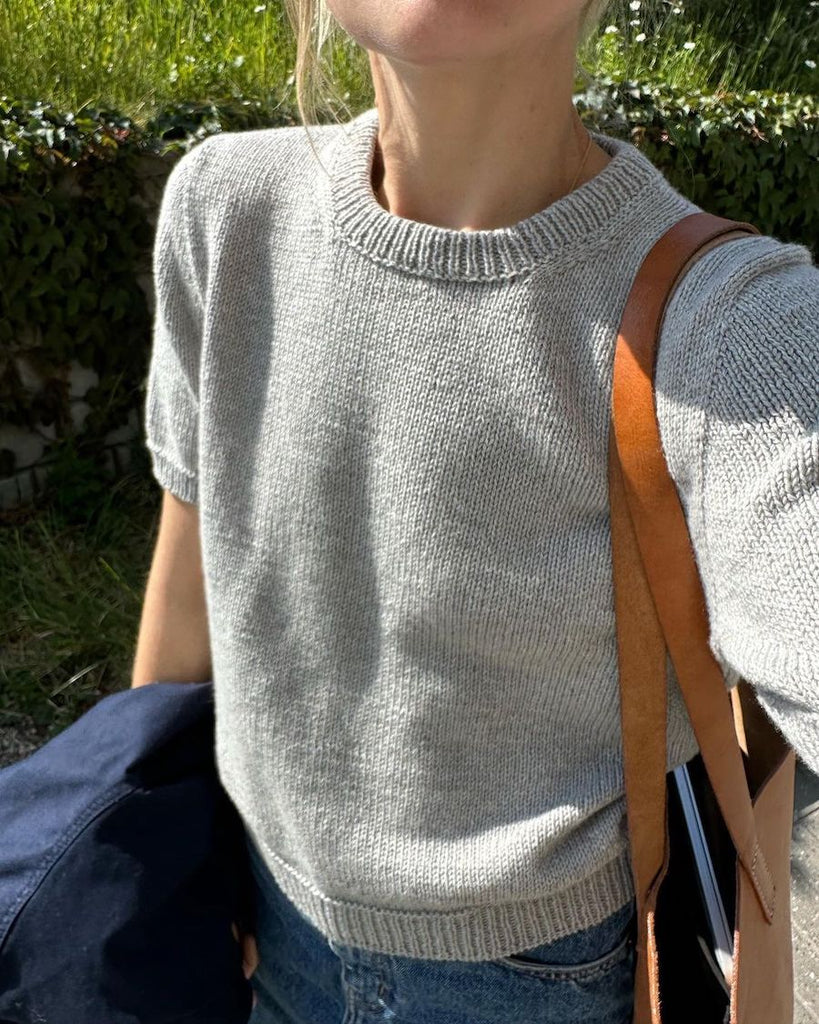 Kvinde iført lysegrå Poppy Tee