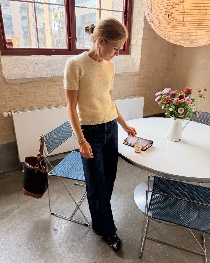 Kvinde iført gul Poppy Tee