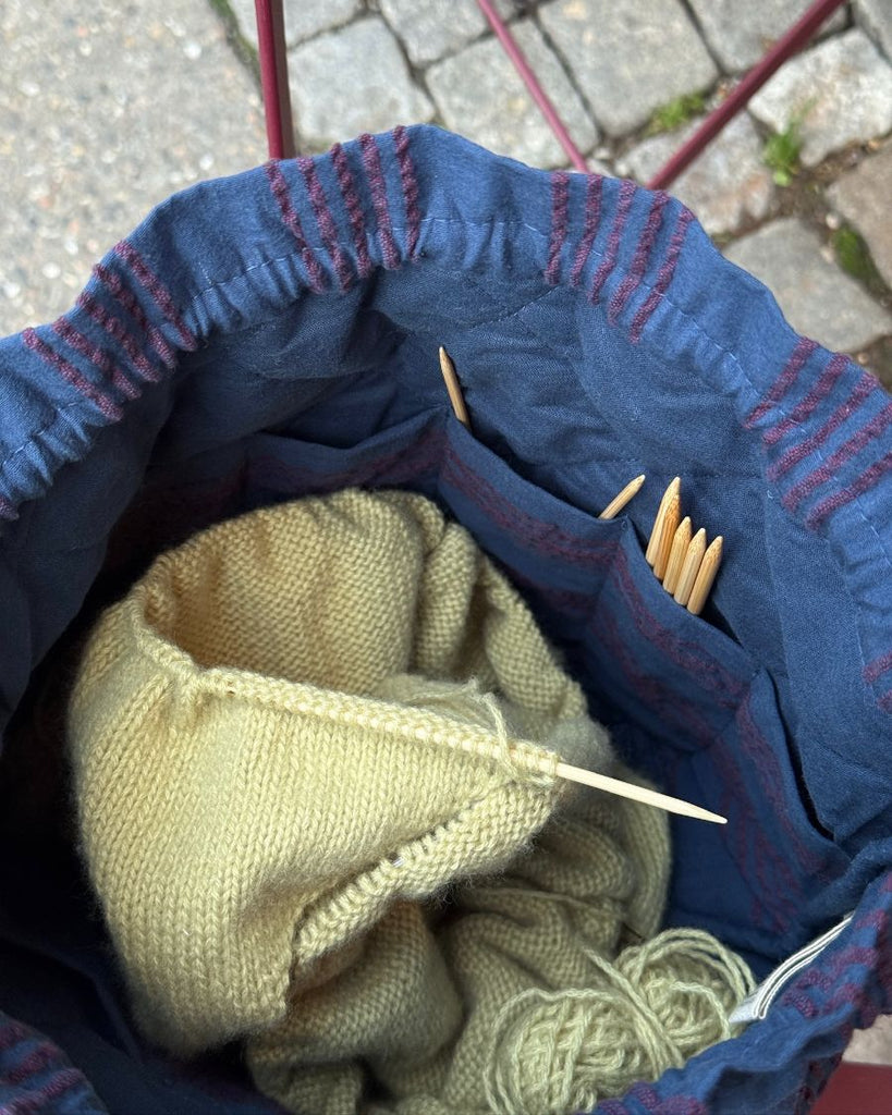 Indersiden af Knitter's Project Bag i farven Night Shadow med lommer til strikkepinde 