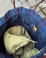 Indersiden af Knitter's Project Bag i farven Night Shadow med lommer til strikkepinde 