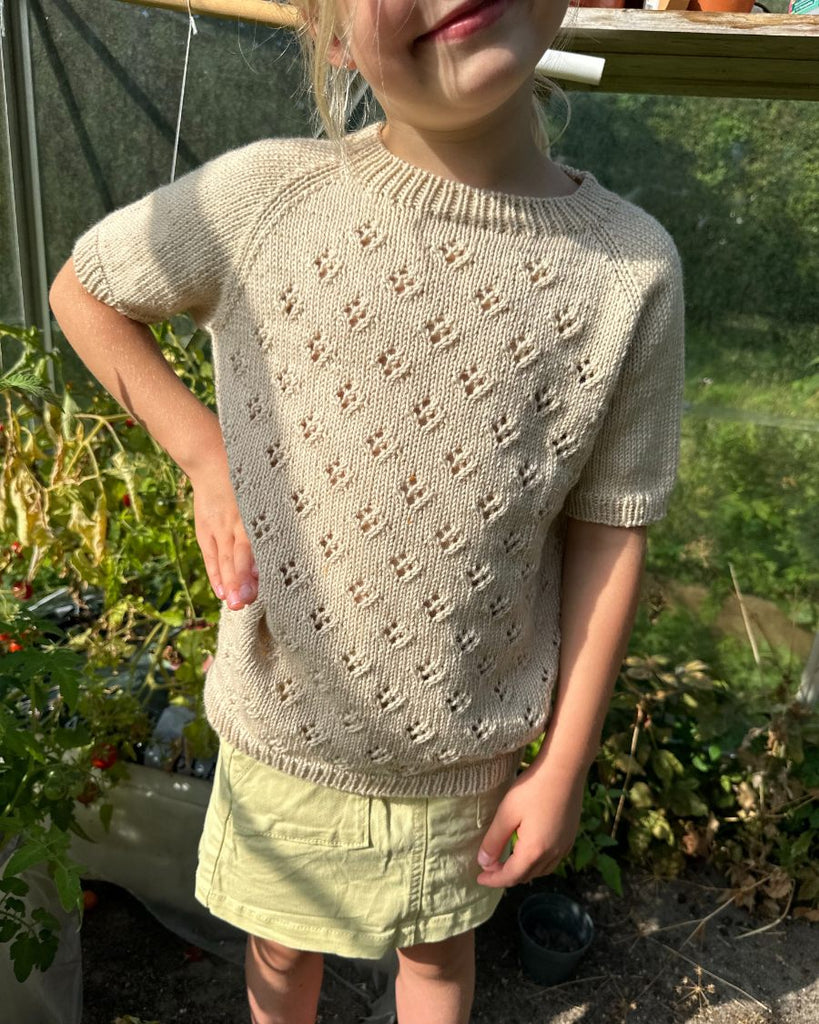 Pige iført lys beige Rigmors Sommerbluse