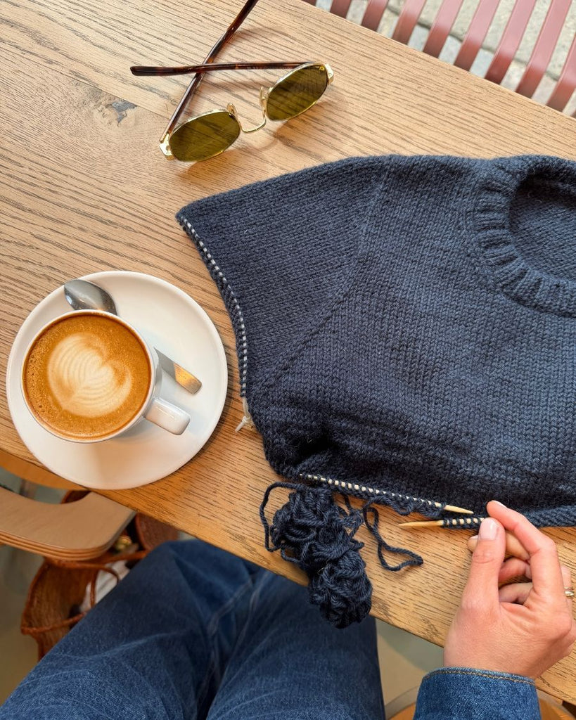 Processbillede af blå Niels Sweater Junior på café 