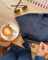 Processbillede af blå Niels Sweater Junior på café 