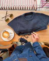 Processbillede af blå Niels Sweater Junior på café 