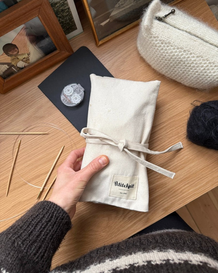 2 lukkede Petiteknit Knitter's Needle Case pindetuier liggende