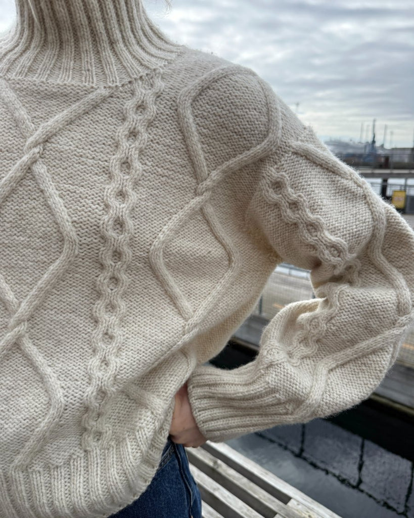 Detaljer på hvid Saga Sweater