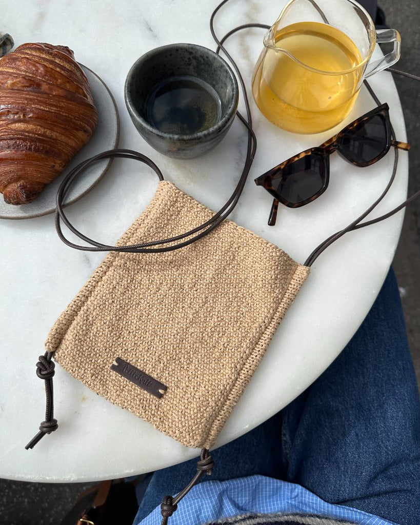 Liggebillede af naturfarvet Sienna Bag
