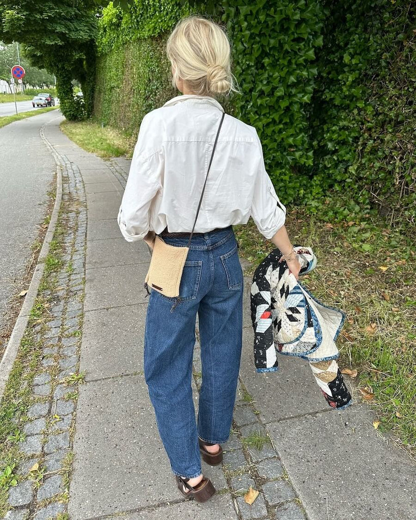 Kvinde med naturfarvet Sienna Bag
