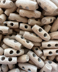 En bunke af små duffelknapper af træ på 25 mm