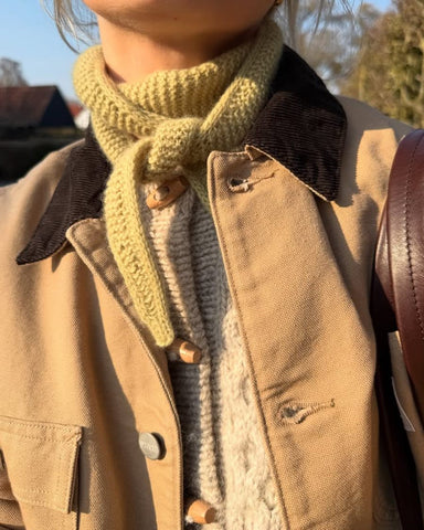 Kvinde med gult Sophie Scarf