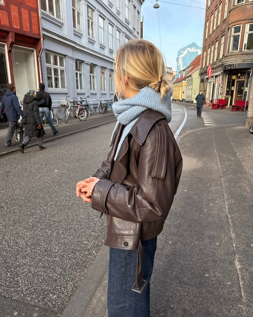 Kvinde iført blå Sophie Hood